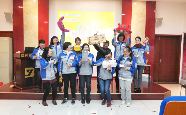 女同胞進(jìn)行抽獎