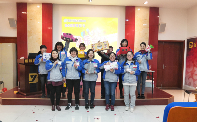 女同胞進(jìn)行抽獎