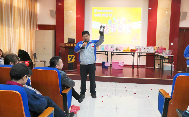 在拍賣師同事的帶領(lǐng)下全體員工進(jìn)行物品競拍