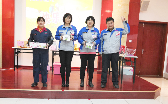 女同胞進(jìn)行抽獎